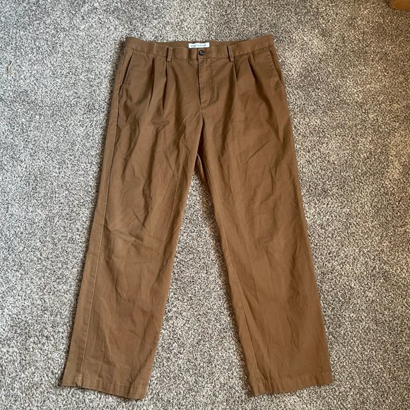 Amazon Essentials Men's Classic-Fit Wrinkle-Resistant Pleated Chino Pant 38Wx32L - Picture 1 of 11